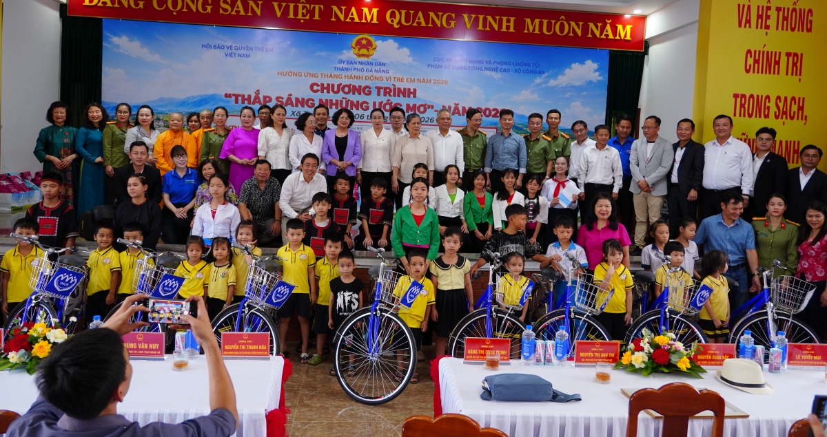 Ban tổ chức đã trao tặng nhiều suất quà tới trẻ em, học sinh miền núi thành phố Đà Nẵng
Ảnh: HBVQTE