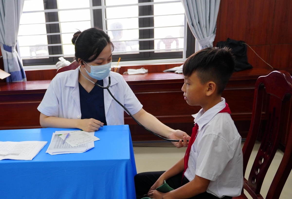 Chương trình cũng tổ chức khám bệnh, tư vấn sức khỏe và cấp phát thuốc miễn phí cho 300 trẻ em và 200 người dân thuộc gia đình chính sách, hộ nghèo.
Ảnh: Hội BVQTE