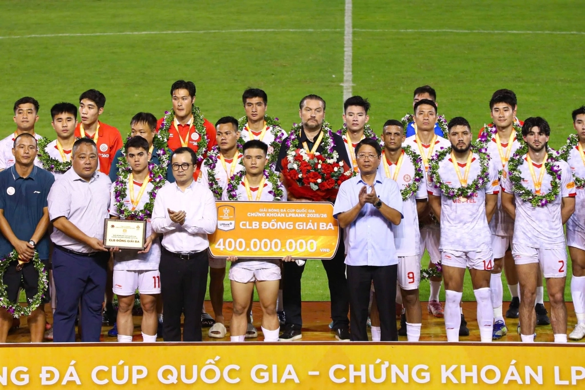 BTC trao danh hiệu Đồng Giải Ba cho 2 đội dừng bước ở bán kết (Ảnh: VPF)