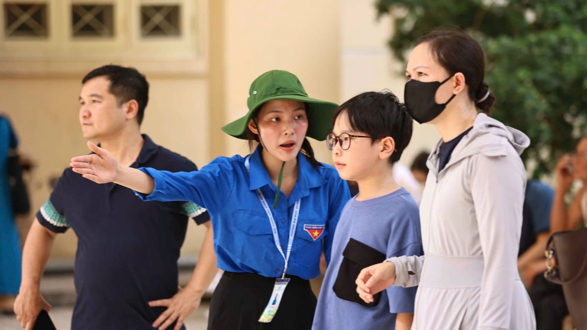 Đội ngũ tình nguyện viên hướng dẫn thí sinh và phụ huynh. Ảnh: Trường ĐHSPHN
