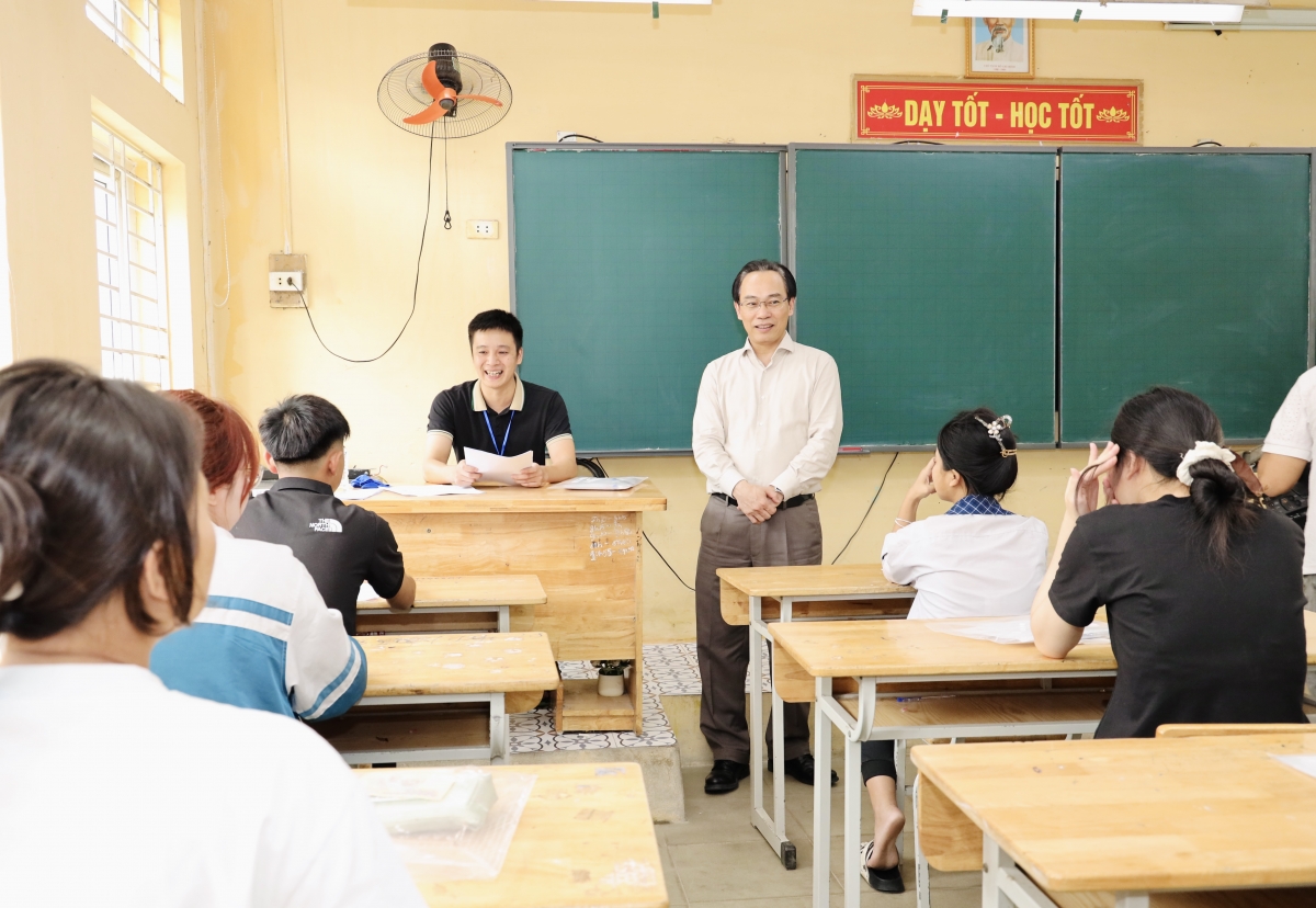 Bộ trưởng Bộ GD-ĐT Hoàng Minh Sơn động viên thí sinh tại điểm Trường THPT Nguyễn Du - Thanh Oai, Hà Nội chiều 10/6 (Ảnh: Moet)