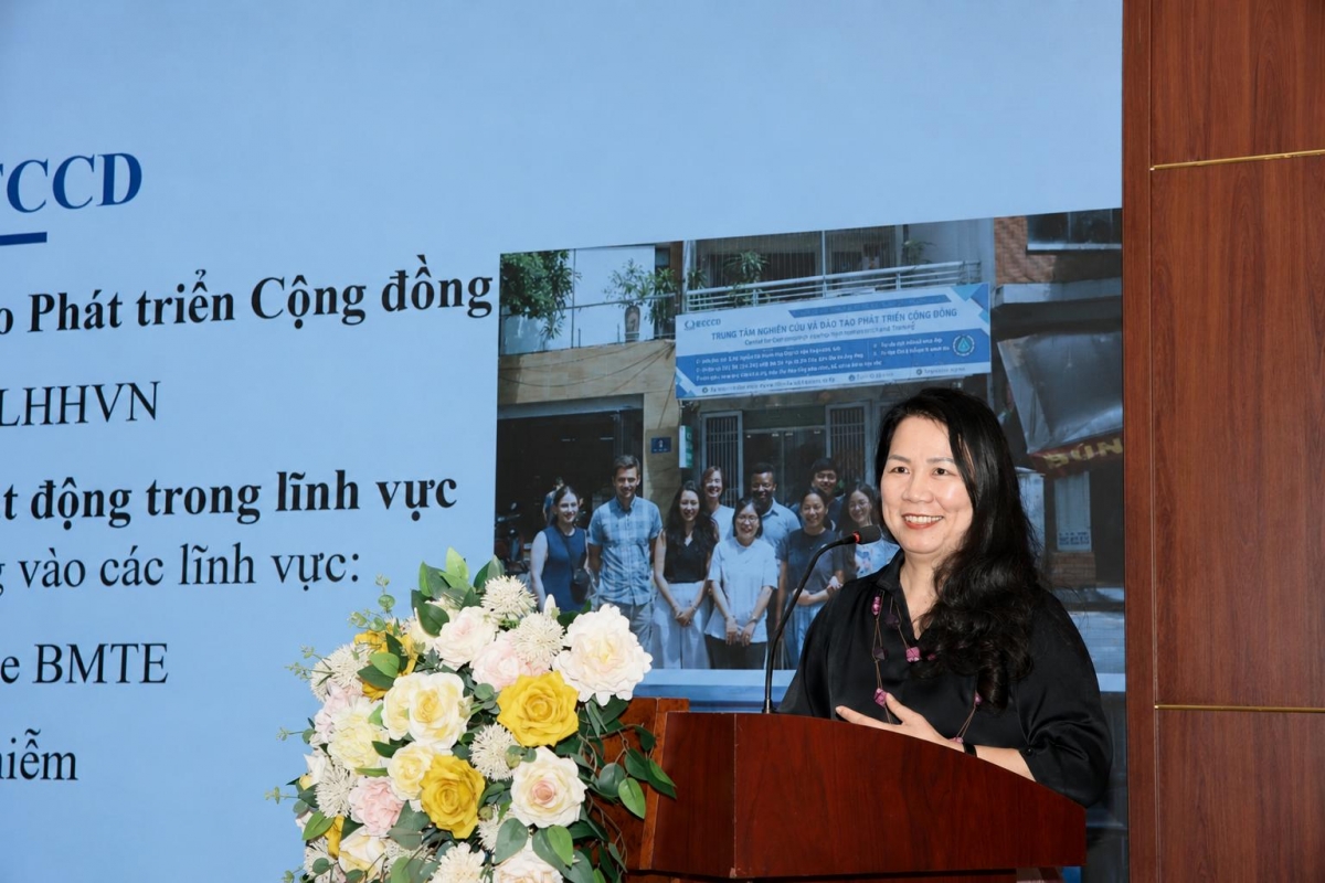 Ths.Trần Hà phát biểu tại một hội thảo chia sẻ về chăm sóc và giáo dục trẻ. Ảnh: NVCC