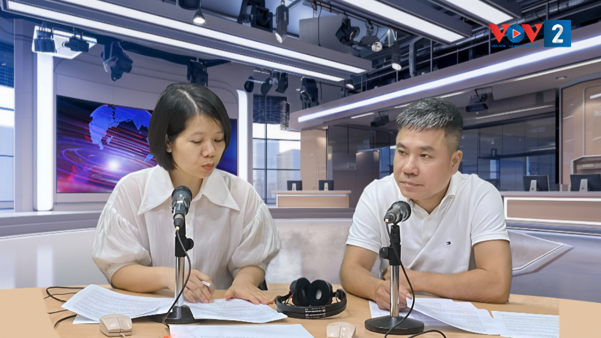 Thượng tá Hoàng Văn Hiều trao đổi tại phòng thu trực tiếp VOV2
