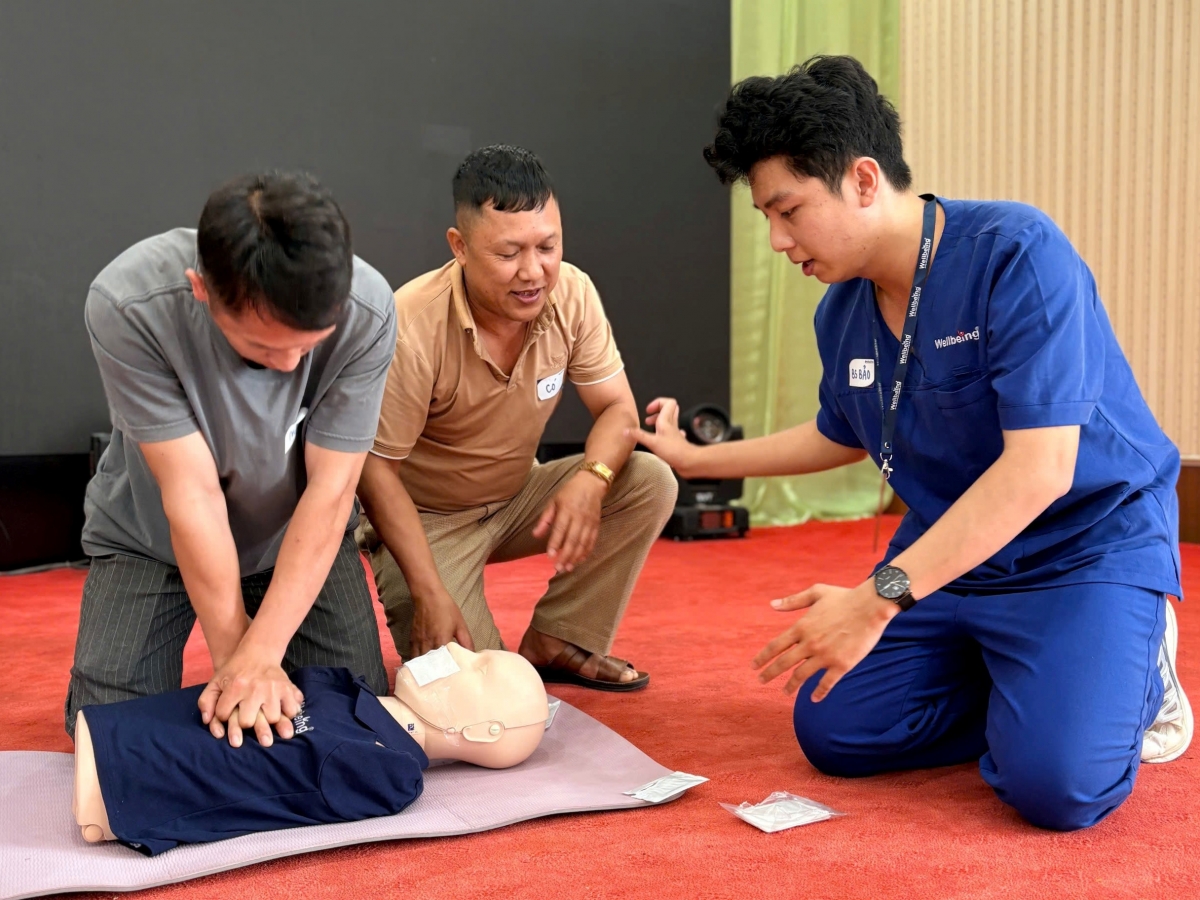 Chuyên gia từ Tổ chức GDSK Wellbeing, thành viên Hội đồng An toàn Anh quốc hướng dẫn kĩ năng cấp cứu cho đại diện các cơ sở lưu trú. Ảnh:BTC