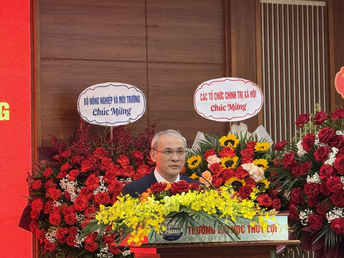 Giáo sư, Tiến sĩ Nguyễn Trung Việt  Hiệu trưởng Trường đại học Thủy lợi phát biểu nhận nhiệm vụ
(Ảnh: Thu Lương)