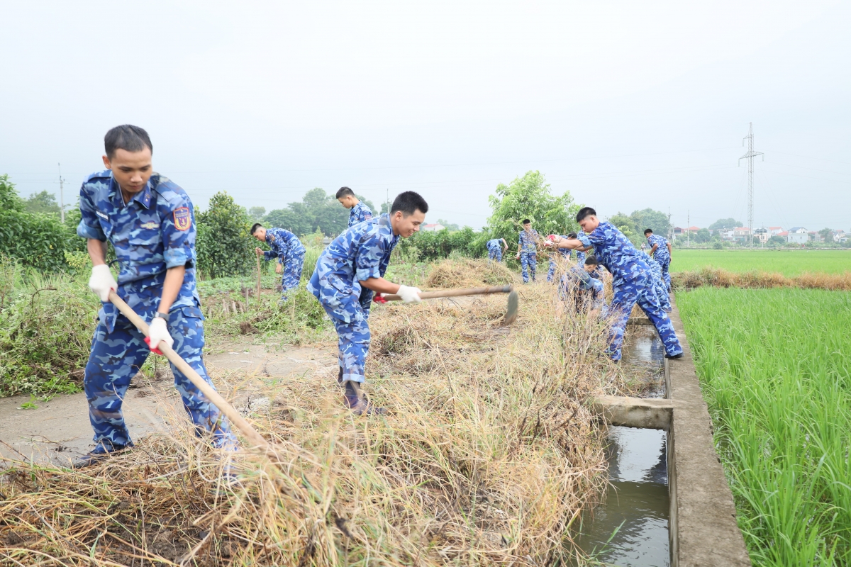 Chiến sĩ CSB tham gia tổng vệ sinh đường làng ngõ xóm (Ảnh: Văn Minh).