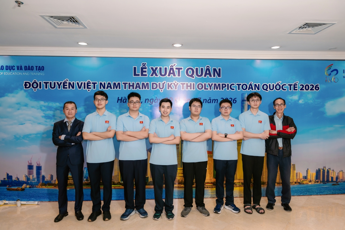 Đội tuyển Olympic Toán học Việt Năm dự thi IMO 2026. Từ trái qua phải: Thầy Nguyễn Chu Gia Vượng, các em Phạm Đăng Nguyên,  Hà Mạnh Hùng, Nguyễn Lê Nhật Nam, Nguyễn Đình Tùng, Trần Đại Thành Danh, Nguyễn Hoàng Phương, thầy Lê Bá Khánh Trình (Ảnh: moet)
