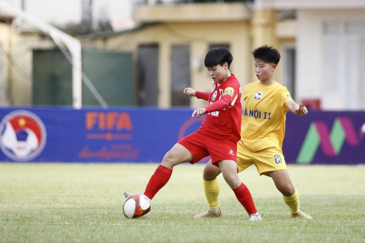 Than KSVN (áo đỏ) có chiến thắng thuyết phục trước Hà Nội II (Ảnh VFF)