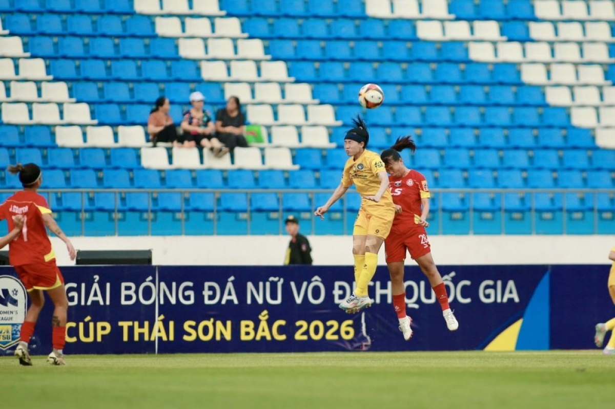Các cầu thủ TP. HCM I (áo đỏ) có trận hòa chật vật (Ảnh VFF)