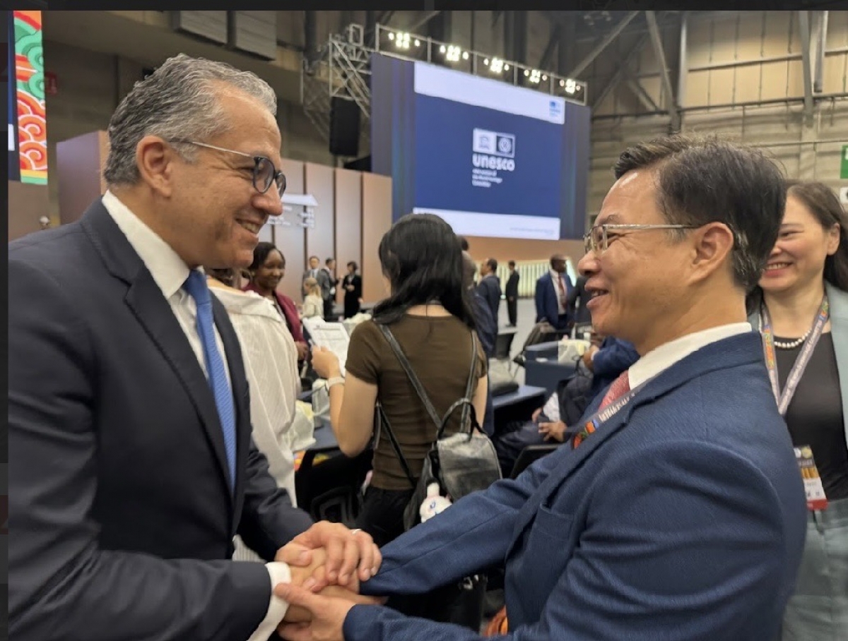 Thứ trưởng Ngô Lê Văn, Chủ tịch UBQG Unesco Việt Nam gặp Tổng Giám đốc UNESCO Khaled El-Enany. Ảnh: Nguyễn Viết Cường