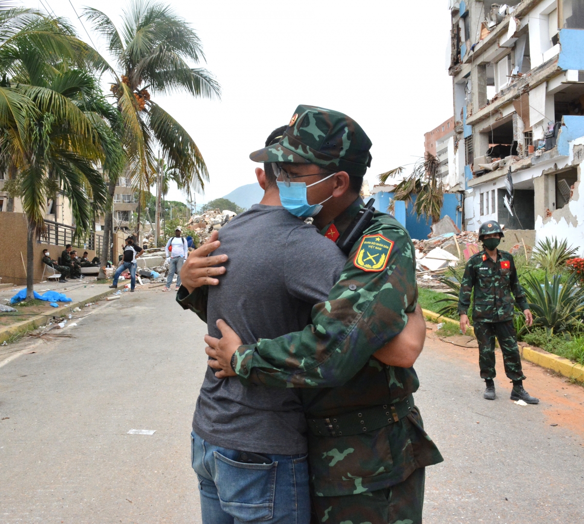 Anh Oscar Fernandez cảm ơn bộ đội Việt Nam đã giúp đưa thi thể mẹ anh ra khỏi công trình đổ sập - Ảnh: Hoàng Vũ.
