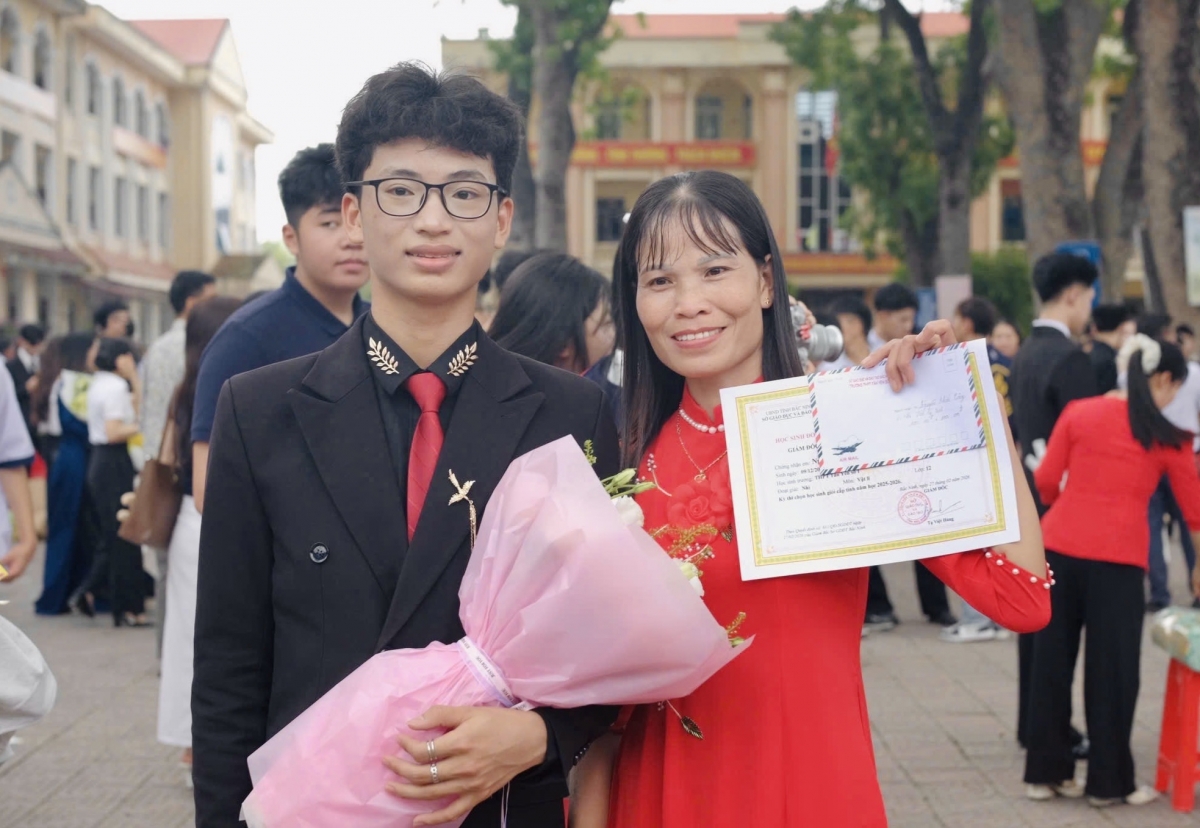 Em Nguyễn Khắc Công và mẹ. Ảnh: NVCC