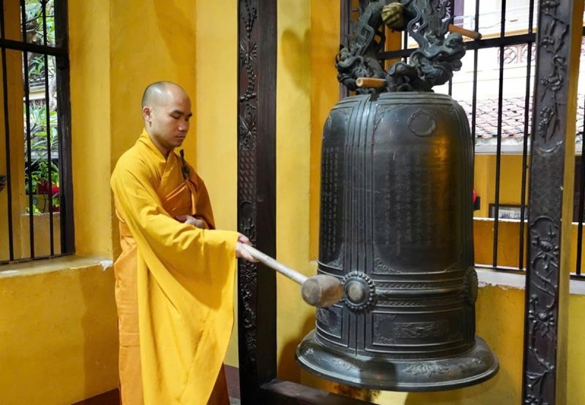 Tiếng chuông Đại hồng vang lên tại chùa Quán sứ, Hà Nội. (Ảnh: vov.vn)