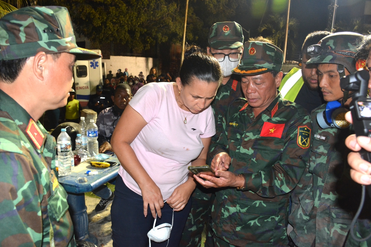 Thiếu tướng Phạm Văn Tỵ, Phó cục trưởng Cục Cứu hộ - Cứu nạn (Bộ Tổng Tham mưu QĐND Việt Nam) thông báo cho thân nhân về kết quả cuộc tìm kiếm - Ảnh: Hoàng Vũ.