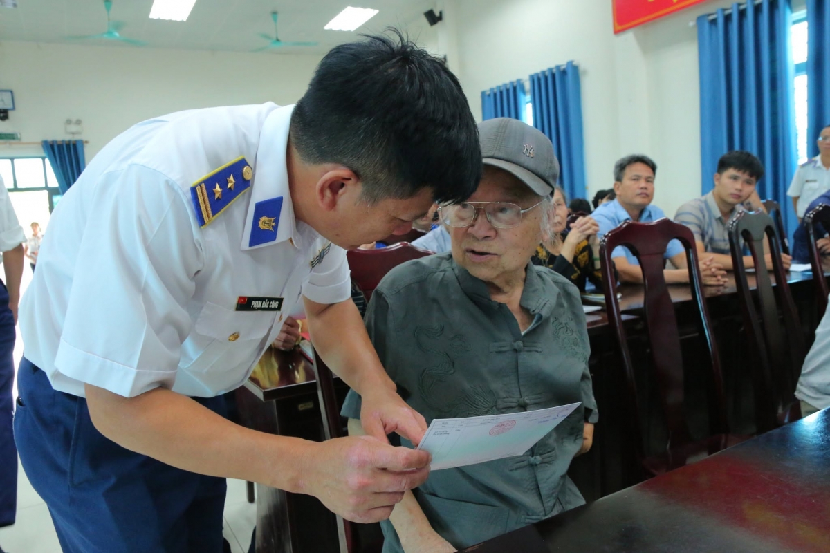 Cán bộ trung tâm tuyên truyền về biển đảo cho người dân trên địa bàn (Ảnh: Văn Minh).