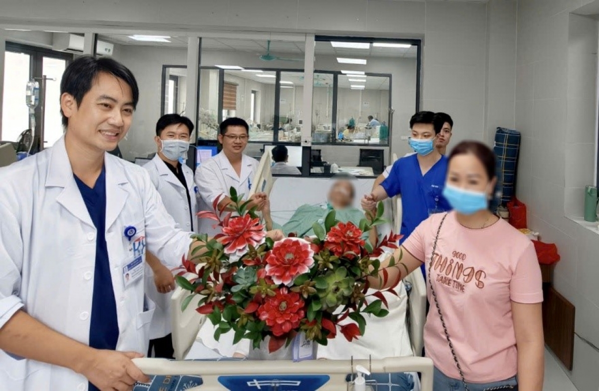 Bệnh nhân N.V.T. được chuyển về khoa điều trị sau 6 ngày hồi sức tích cực.
Ảnh: BVCC