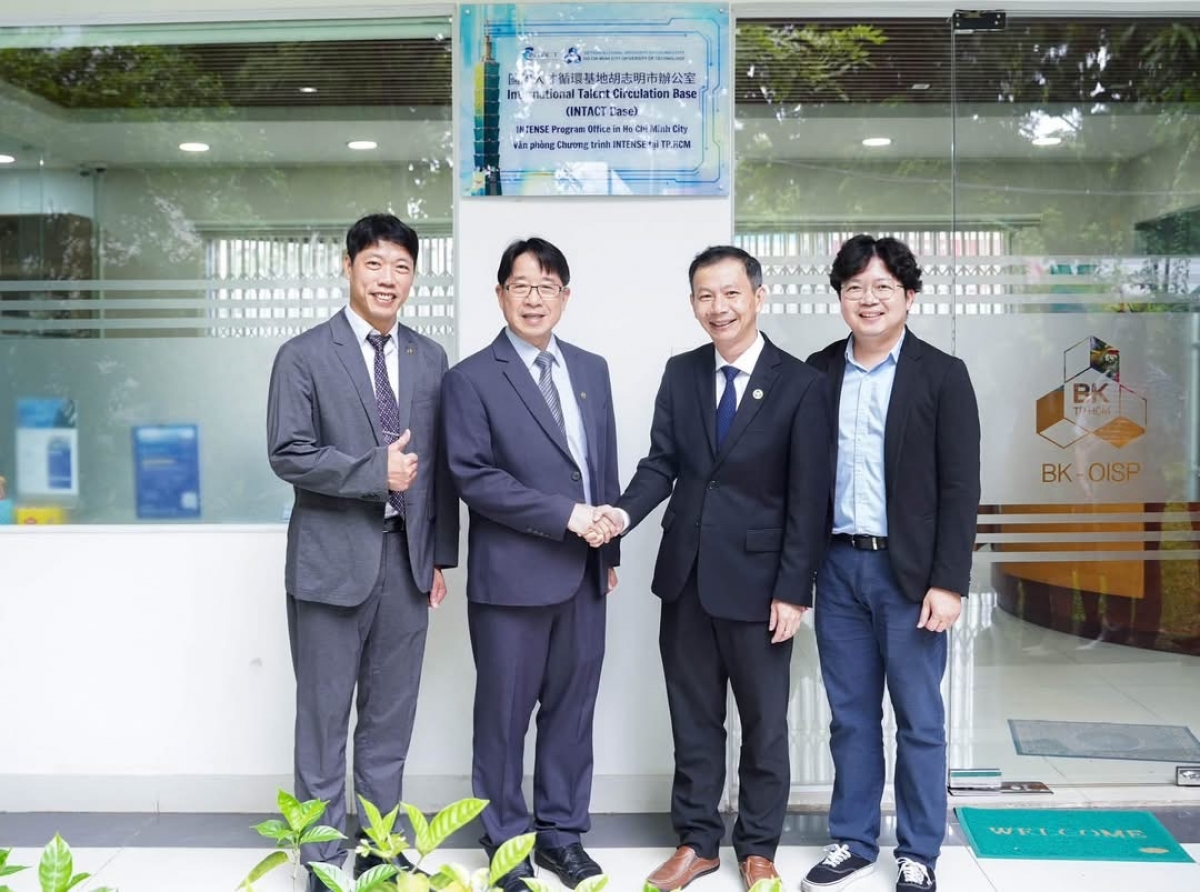 PGS. TS. Phạm Trần Vũ, Phó Hiệu trưởng, Trường Đại học Bách khoa TPHCM ( thứ hai từ trái sang ) và các đối tác Đài Loan  trong ngày ra mắt văn phòng đại diện INTACT Base( Ảnh : BKTPHCM)