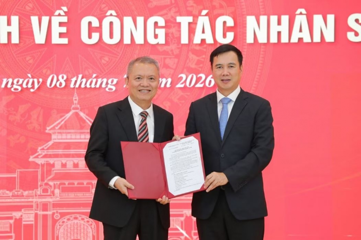 GS.TS. TTND Lê Ngọc Thành (trái) nhận quyết định về việc ký hợp đồng hiệu trưởng từ Giám đốc ĐH Quốc gia Hà Nội Bùi Thế Duy( Ảnh VNU )