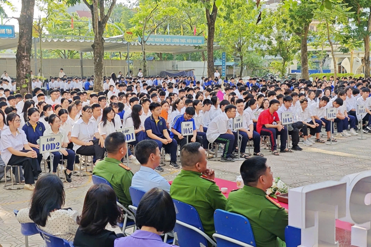Trường THPT Đại Mỗ phối hợp với lực lượng công an tuyên truyền về ATGT cho học sinh
(Nguồn: trường THPT Đại Mỗ)