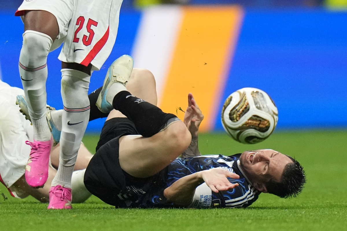 Messi cũng nhiều lần bị phạm lỗi (Ảnh: AP)