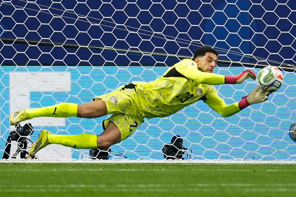 Thủ môn Mostafa Shobeir cản phá cú đá phạt 11m của Messi (Ảnh: AP)