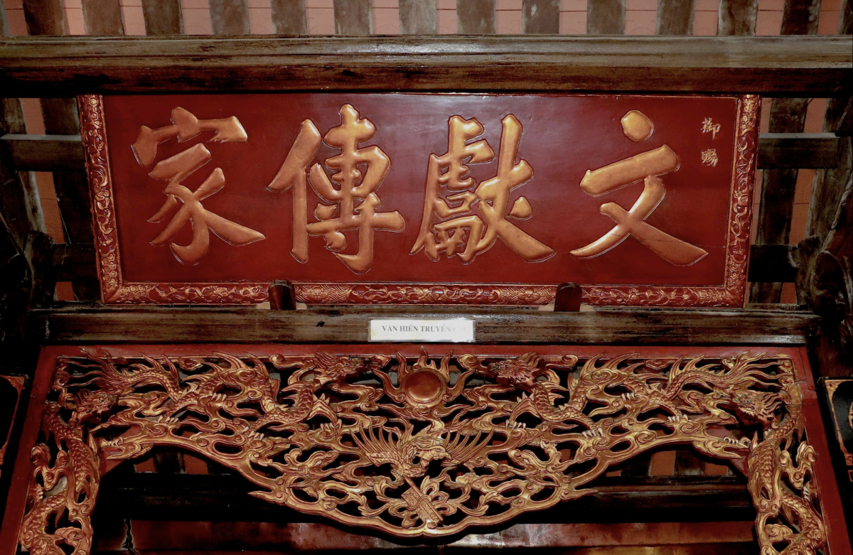 Bức hoành phi "Văn hiến truyền gia" tại từ đường dòng họ Lê (xã Lê Quý Đôn, tỉnh Hưng Yên). (Ảnh: bvhttdl.gov.vn)