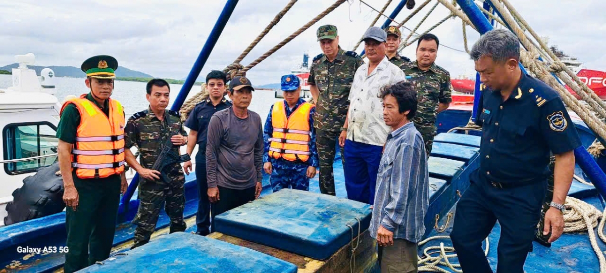 Lượng dầu thu giữ không xuất trình được hóa đơn hợp pháp - Ảnh: Cục Hải quan.