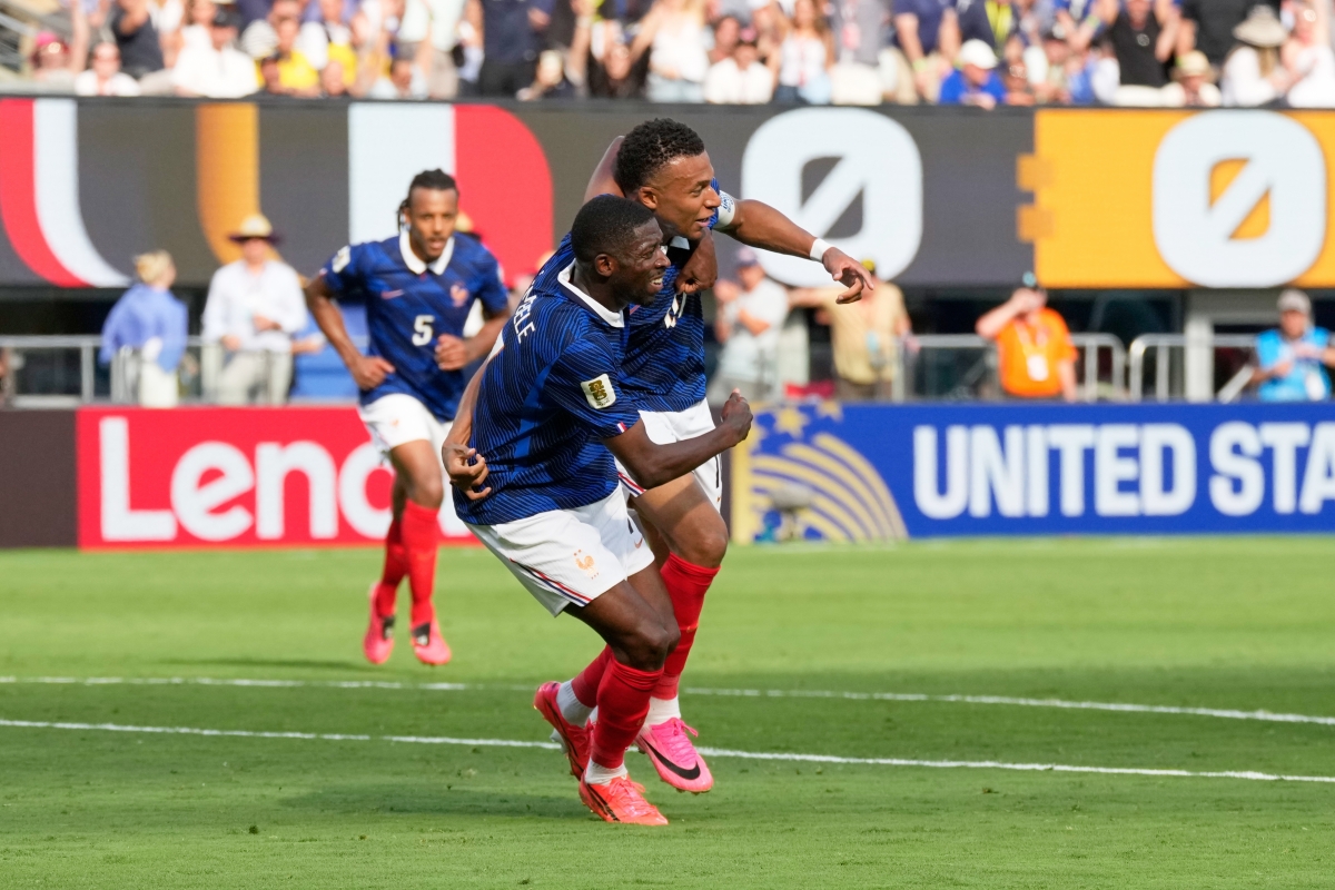 Mbappe giúp tuyển Pháp mở tỷ số ở phút 45 (Ảnh: AP)