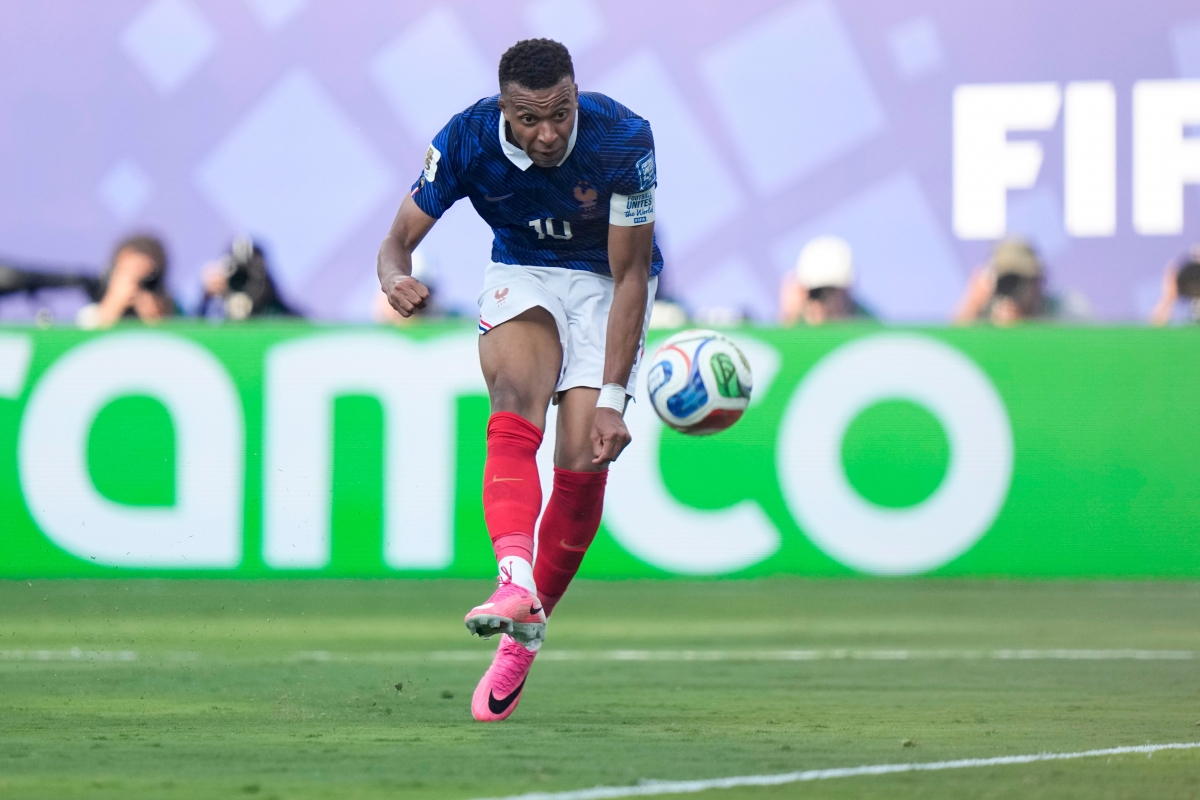 Mbappe lập cú đúp, ấn định chiến thắng 3-0 cho tuyển Pháp (Ảnh: AP)