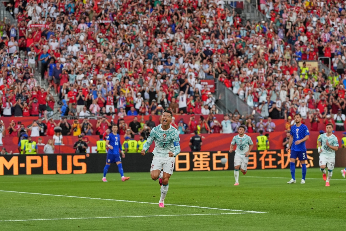 Ronaldo san bằng cách biệt trên chấm 11m trước khi Goncalo Ramos giúp Bồ Đào Nha ngược dòng thắng 2-1 ở những phút bù giờ (Ảnh: AP)