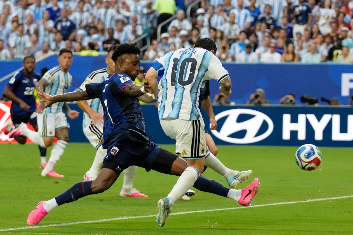 Messi ghi bàn mở tỷ số cho nhà ĐKVĐ (Ảnh: AP)