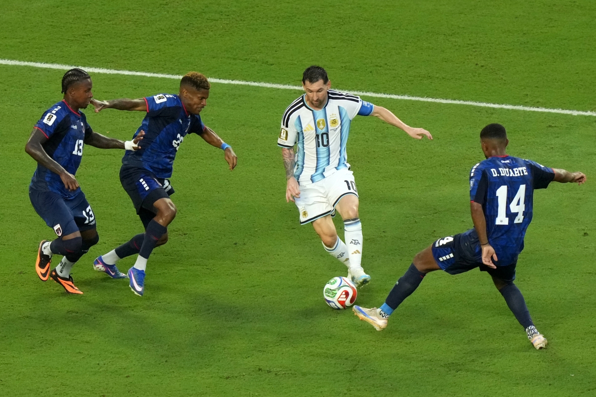 Messi luôn có từ 2 đến 3 cầu thủ Cape Verde theo kèm mỗi khi có bóng (Ảnh: AP)