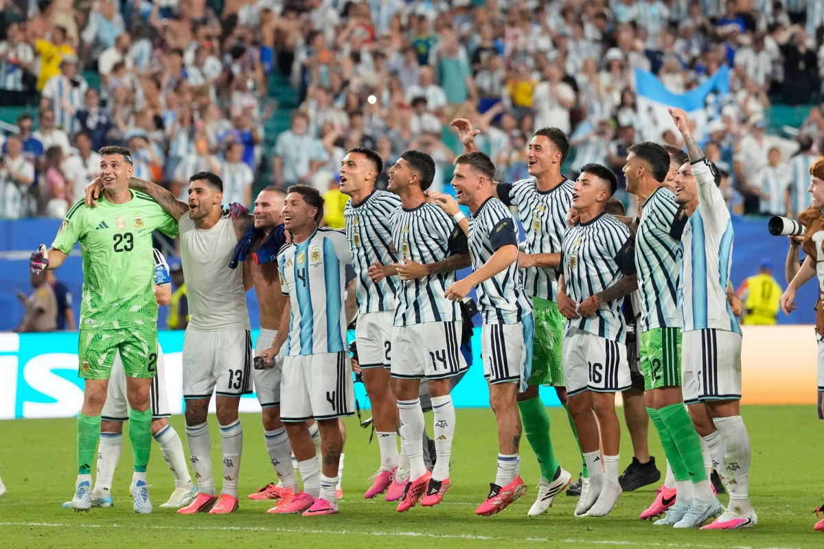 Các cầu thủ Argentina ăn mừng sau trận đấu (Ảnh: AP)