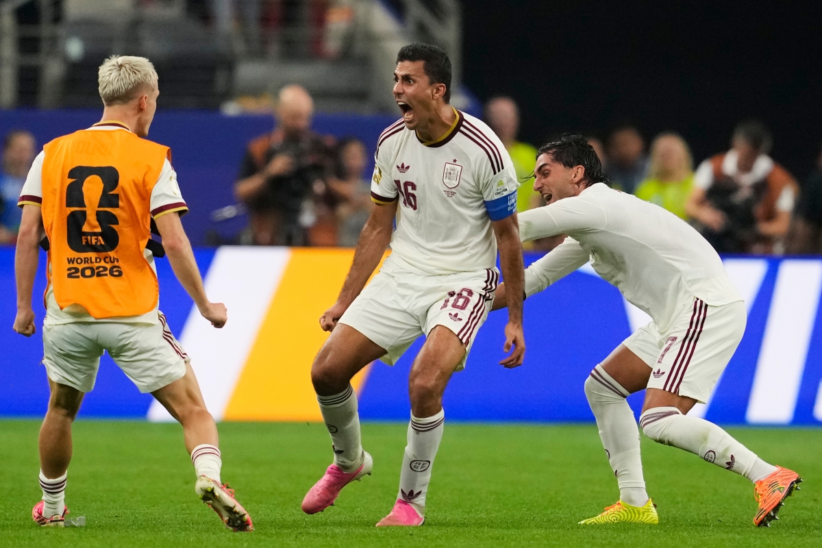 Các cầu thủ Tây Ban Nha ăn mừng bàn mở tỷ số của Mikel Merino (Ảnh AP)