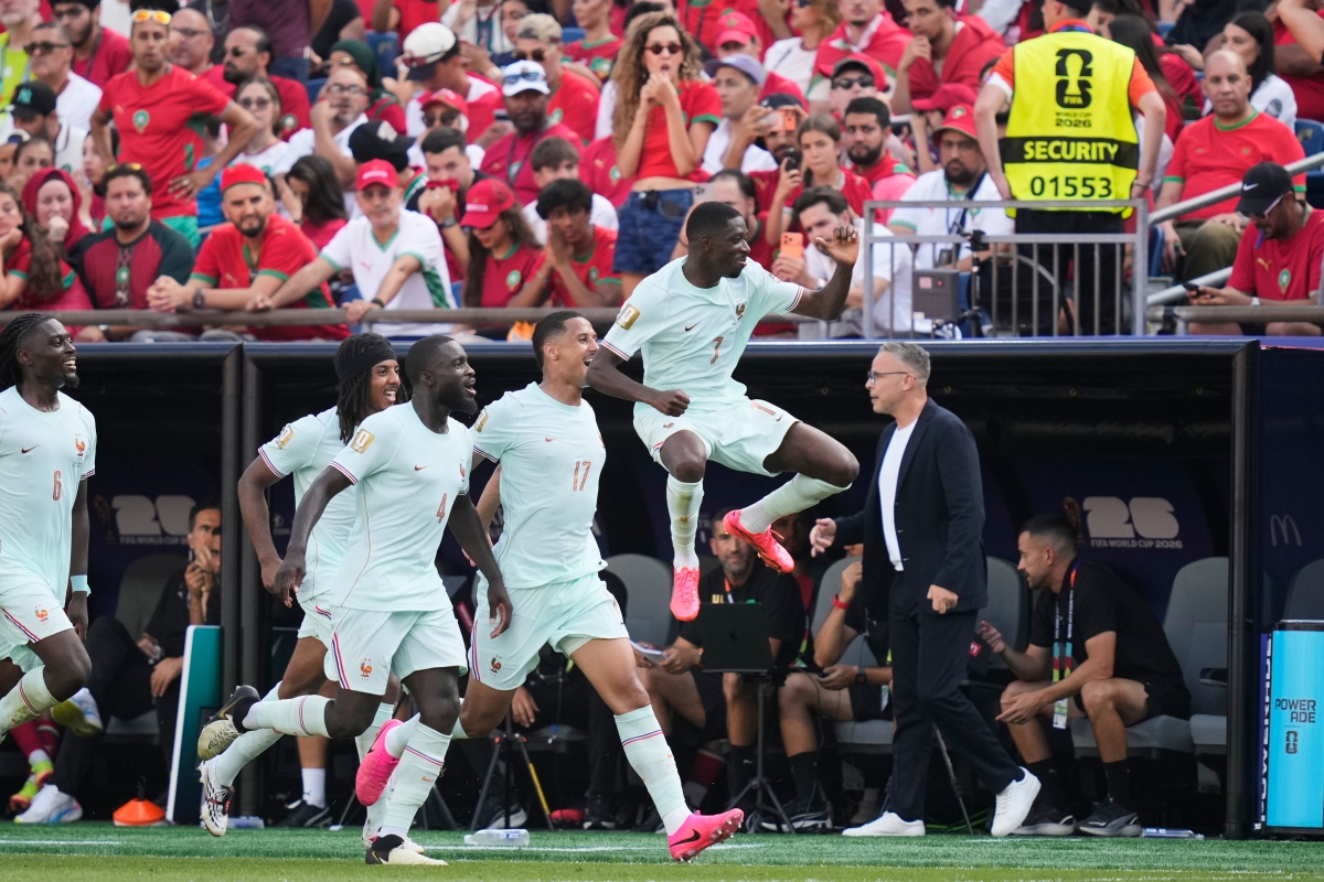 Ousmane Dembele nhân đôi cách biệt cho tuyển Pháp (Ảnh AP)