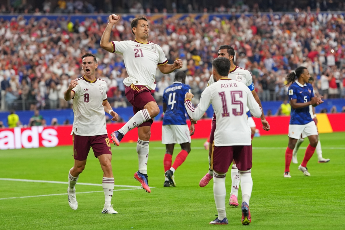 Mikel Oyarzabal ăn mừng bàn thắng mở tỷ số từ chấm phạt đền (Ảnh AP)