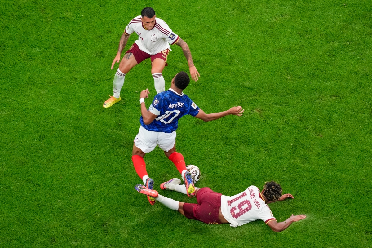 Kylian Mbappe (áo xanh) có một ngày thi đấu đáng quên (Ảnh AP)