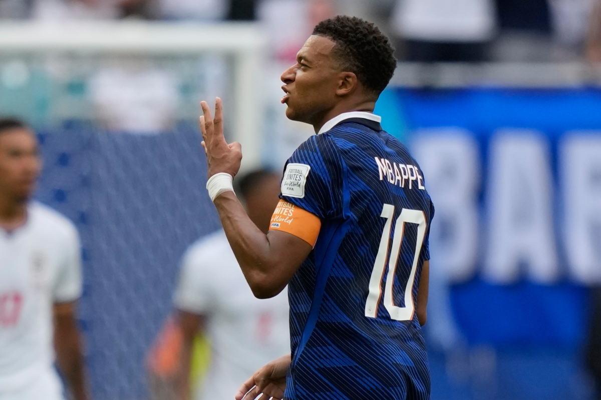 Mbappé hoàn tất cú đúp để vươn lên dẫn đầu cuộc đua danh hiệu Vua phá lưới (Ảnh: AP)