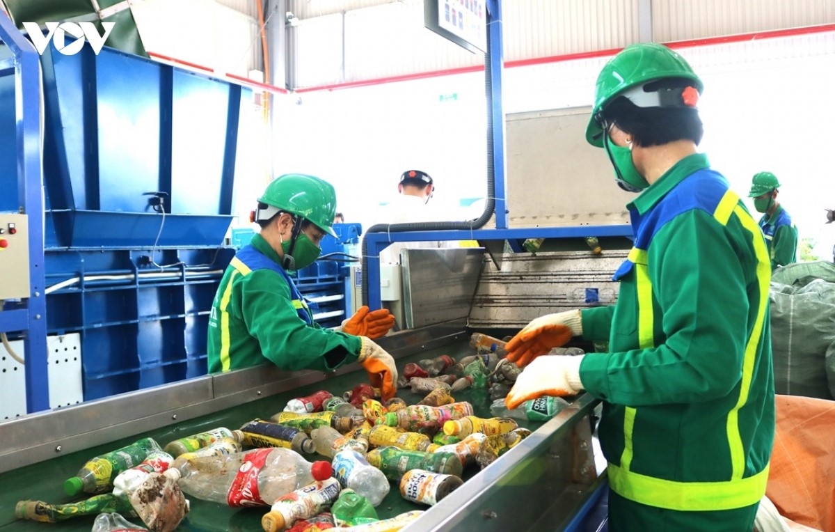 Xử lý rác thải nhựa tại nhà máy (Ảnh VOV Miền Trung)