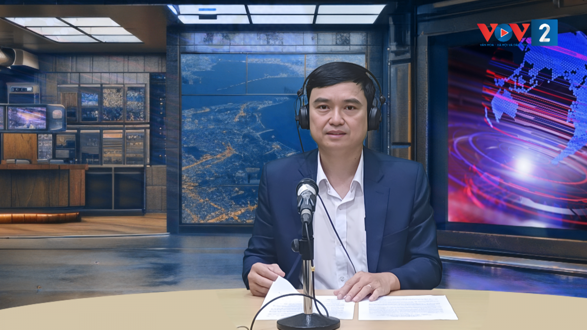 TS.BS Trần Nam Chung tư vấn trong chương trình Cùng bạn sống khỏe tại phòng thu VOV2.