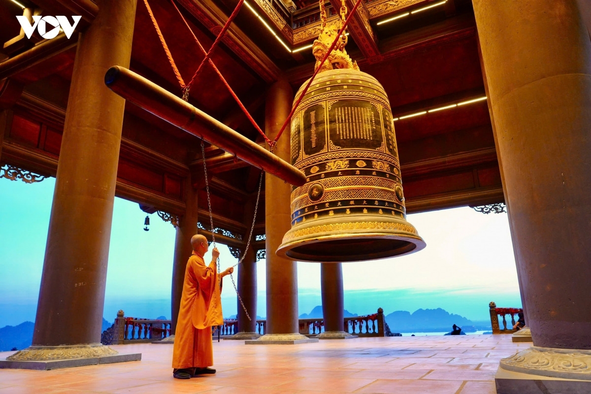 Nghi lễ cử ba hồi chuông, trống Bát Nhã thực hiện tại chùa Tam Chúc- Ninh Bình - Ảnh: vov.vn.
