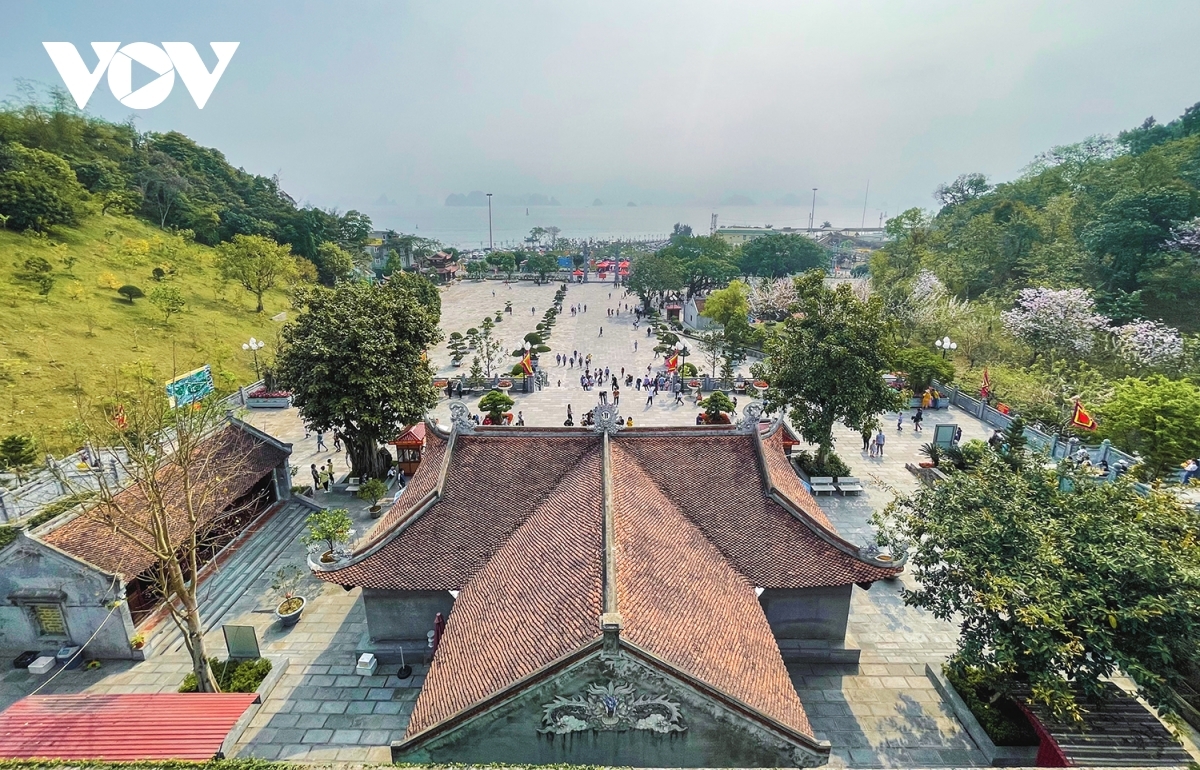 Tọa lạc tại vị trí "tựa sơn hướng thủy" nhìn ra vịnh Bái Tử Long, ngôi đền không chỉ là điểm đến tâm linh mà còn là kho tàng lưu giữ những giá trị lịch sử, văn hóa và nghệ thuật đặc sắc của dân tộc