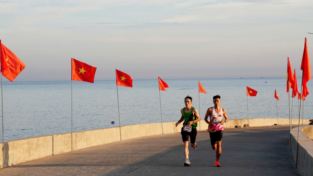 Một cung đường trong giải chạy Lý Sơn Half Marathon 2026. Ảnh: Thanh Thắng