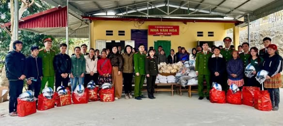 Công an xã Phong Hải tổ chức tặng 80 suất quà Tết cho 80 hộ dân có hoàn khó khăn tại thôn Vi Mã và thôn Ải Nam xã Phong Hải