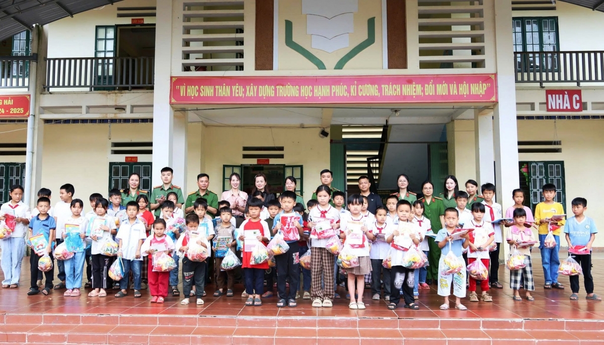 Công an xã Phong Hải tặng 50 xuất quà cho 50 em học sinh có hoàn cảnh khó khăn tại trường Phổ thông dân tộc Bán trú Tiểu học 2 Phong Hải 