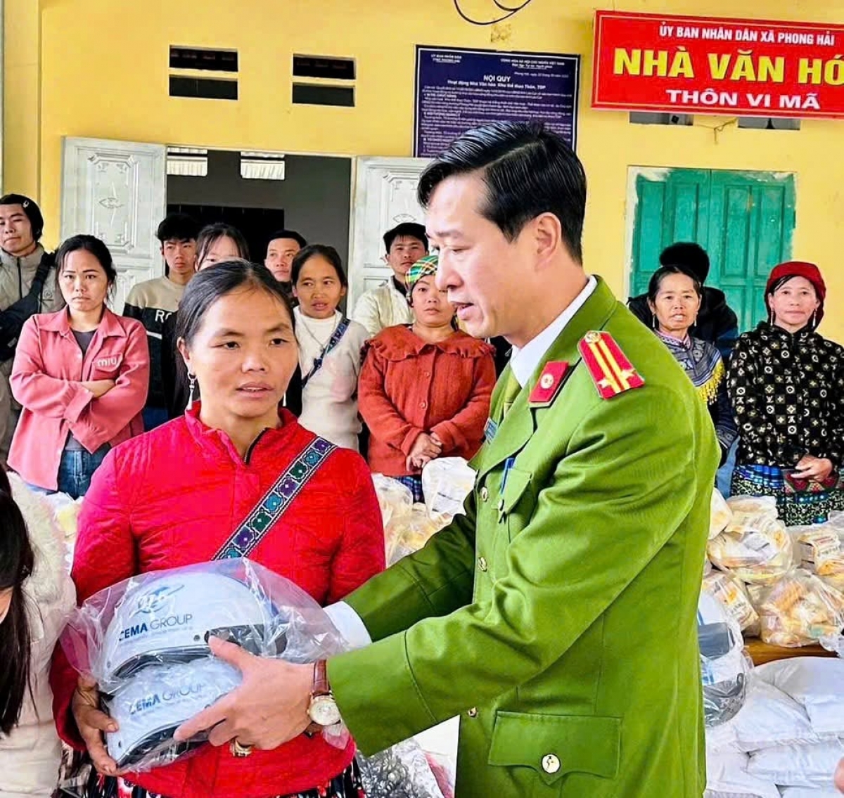 Trưởng Công an xã Phong Hải Vũ Tuấn Anh trao quà cho bà con tại thôn Vi Mã, xã Phong Hải 