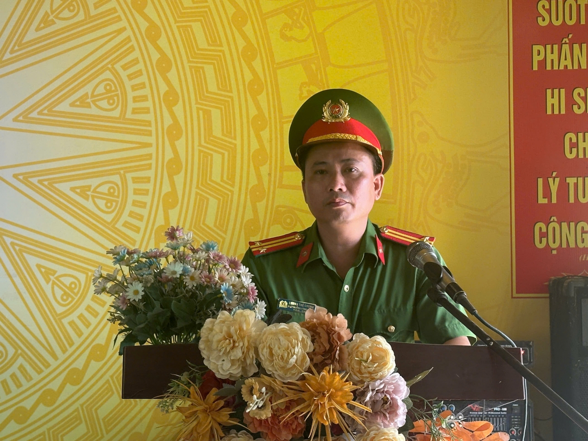 Đồng chí Lương Thế Chung - Phó trưởng Công an xã Phong Hải phát biểu tại buổi tuyên truyền pháp luật xây dựng "xã không ma tuý" tại thôn Ải Nam