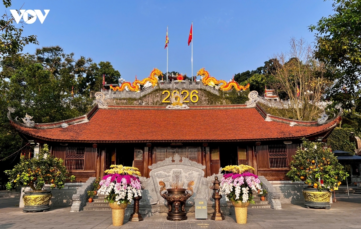 Đền Cửa Ông thờ Hưng Nhượng Vương Trần Quốc Tảng - con trai thứ 3 của Hưng Đạo Vương cùng nhiều nhân thần có công dẹp giặc, trấn ải vùng Đông Bắc. Đền được xếp hạng Di tích Quốc gia đặc biệt từ năm 2017