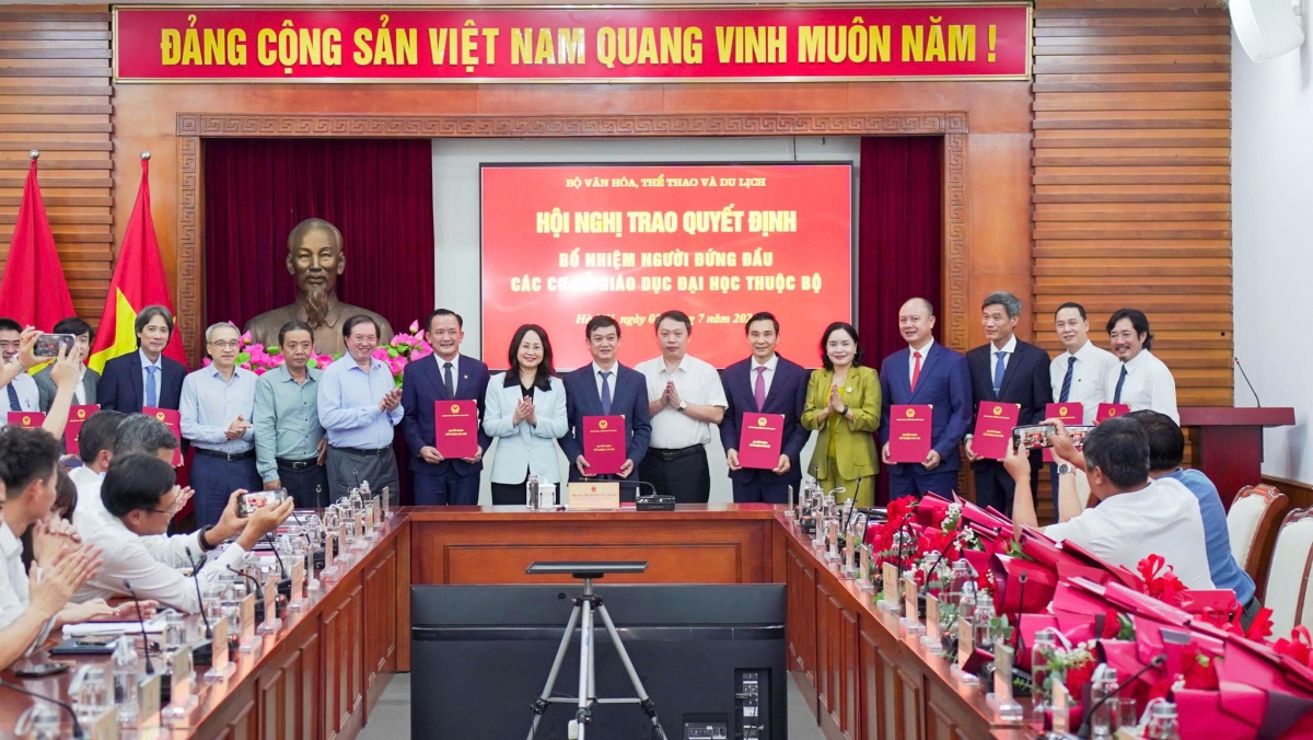 Bộ trưởng Bộ Văn hóa, Thể thao và Du lịch Lâm Thị Phương Thanh chúc mừng các cán bộ được bổ nhiệm (Ảnh: HUC). 