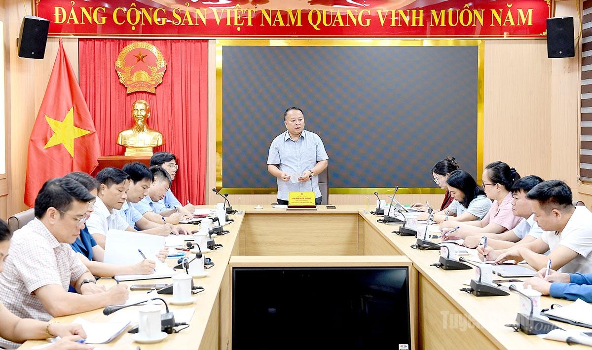Chủ tịch UBND tỉnh Phan Huy Ngọc chủ trì làm việc với Ban Chỉ đạo cấp tỉnh Kỳ thi tốt nghiệp THPT năm 2026 (Ảnh: tuyenquang.gov.vn)